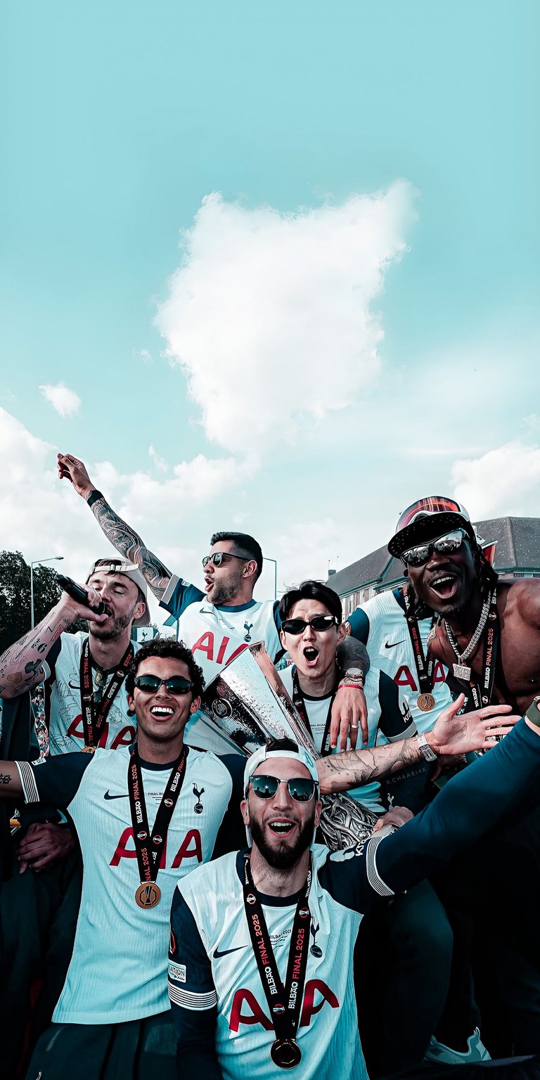 Tottenham Hotspur team photo 4k wallpaper for iPhone