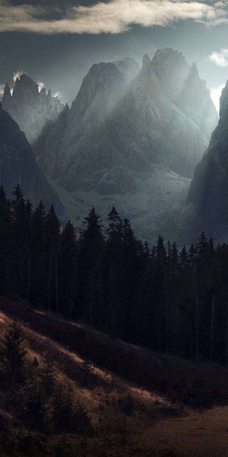 Huge mountains and sun rays view wallpapers