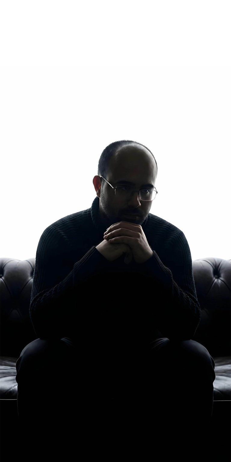 This striking OLED / AMOLED wallpaper features business influencer Daniel Priestley in a dramatic silhouette pose. Designed for iPhone, the wallpaper uses deep blacks and a bright backlight to create a clean, minimalist lock screen.