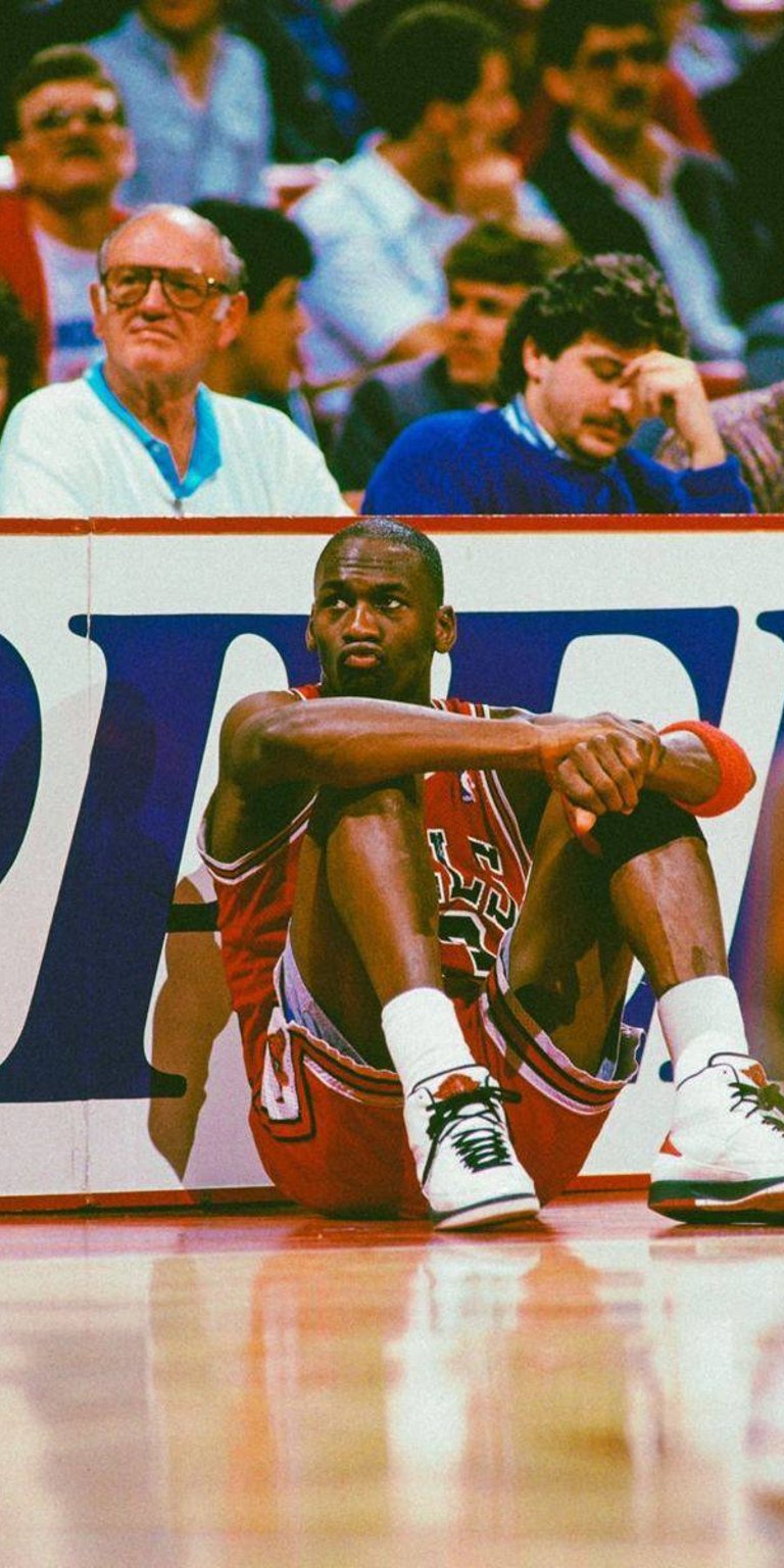 Michael Jordan court shot wallpaper 4k phone