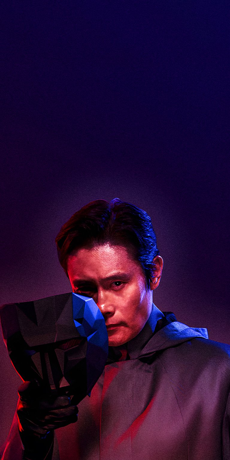 Front man player 001 holding his mask wallpaper