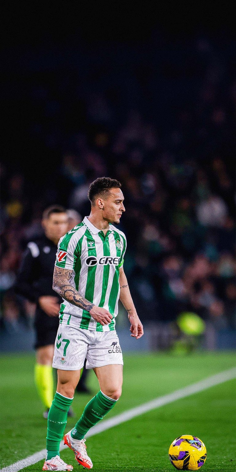 Antony of Real Betis controls the ball Wallpaper