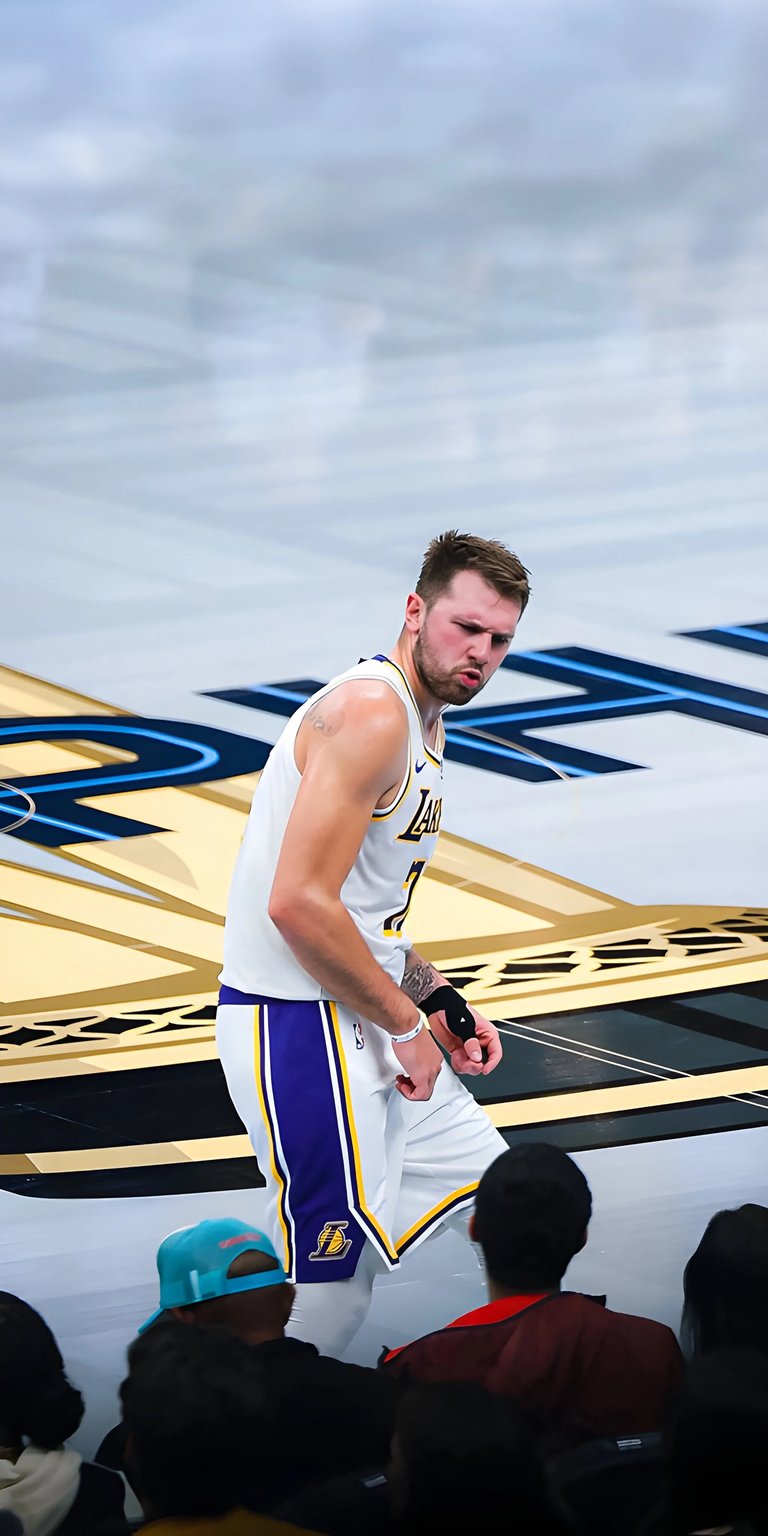 This 4K wallpaper features Austin Reaves in his Lakers jersey, perfect for your iPhone. The court's unique design is visible, along with Reaves' arm tattoo.