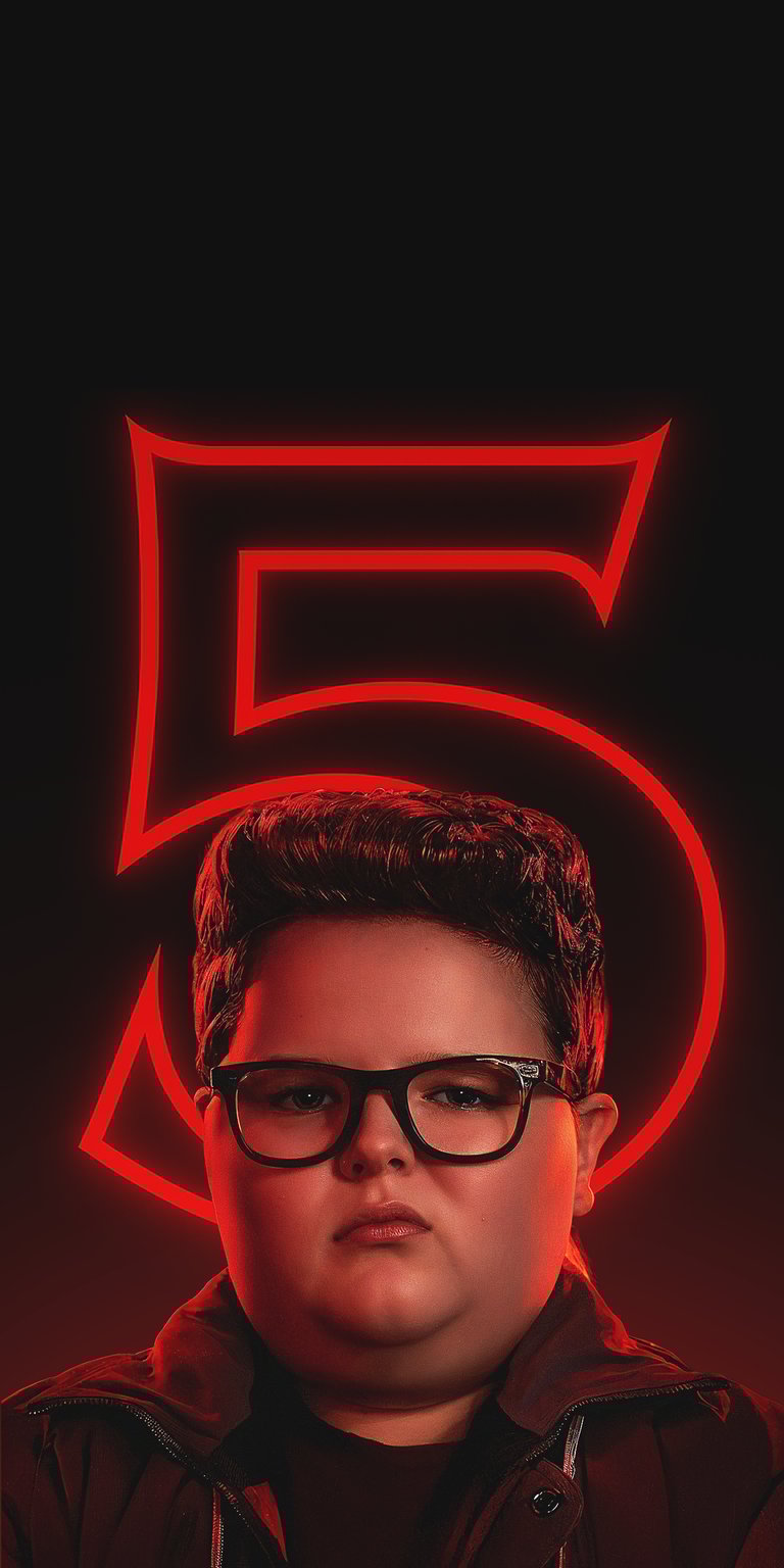 Download this Harlan 4K wallpaper for your iPhone today and enjoy the striking image of the character framed by a bright red number 5. This detailed wallpaper showcases his dark-rimmed glasses and brown jacket.