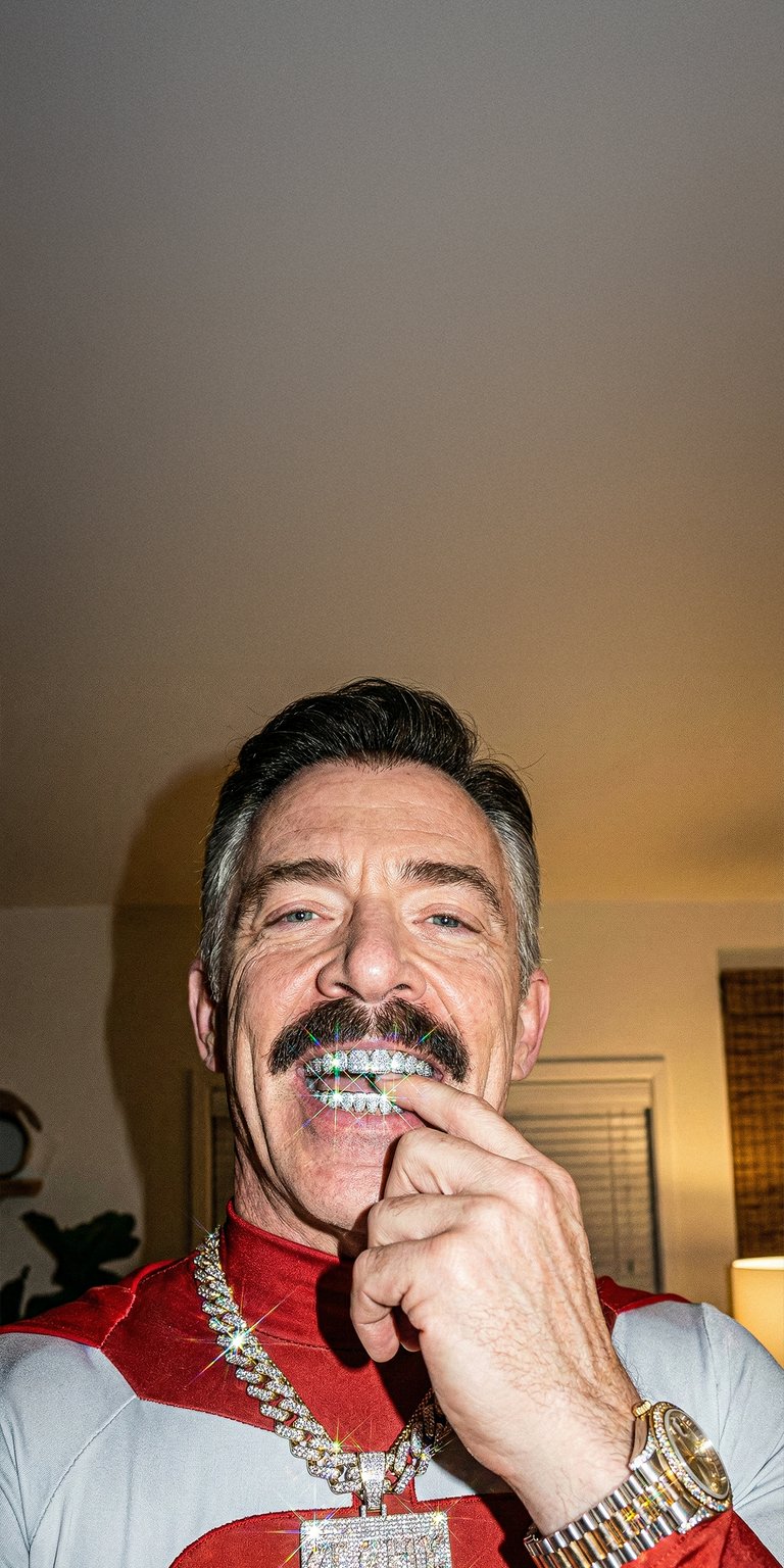 This 4K aesthetic wallpaper features a realistic Omni-Man showing off sparkling diamond grillz and heavy iced-out jewelry. Perfect for your iPhone, this wallpaper utilizes warm indoor lighting and sharp lens flares to create a bold, humorous mood.