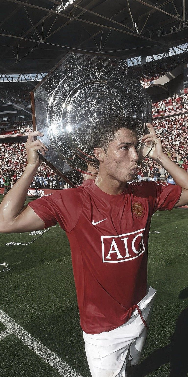 Cristiano Ronaldo holding a trophy wallpaper 4k iPhone