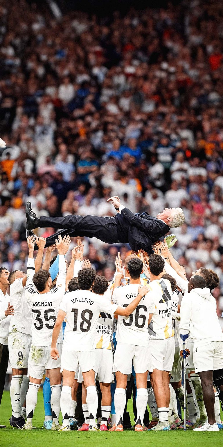 Carlo Ancelotti celebrates with the team wallpaper 4k iPhone