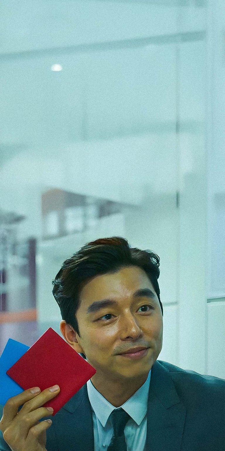 Gong Yoo Salesman guy holding a playing paper 4k wallpaper