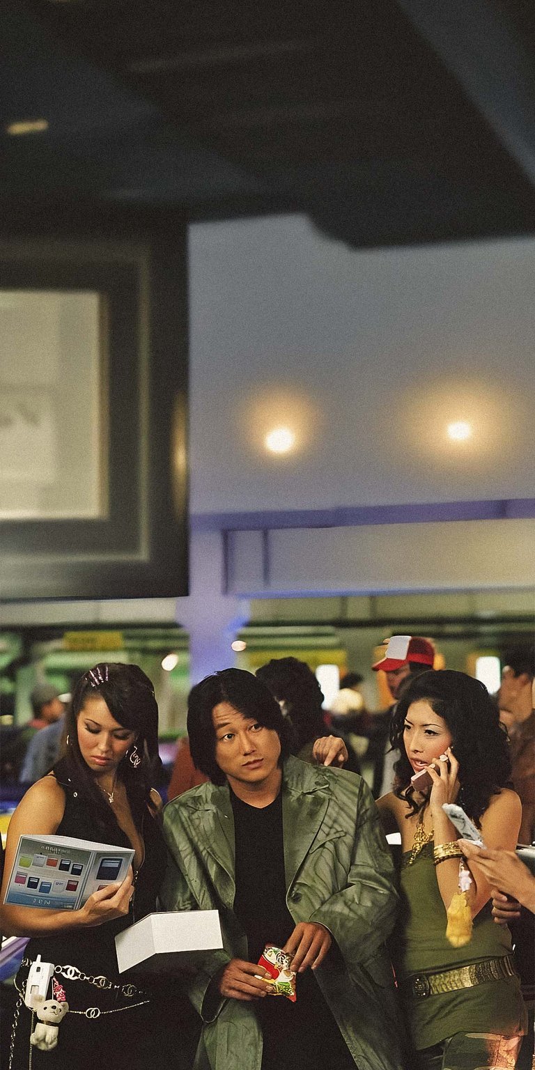 Han with two models wallpaper 4k