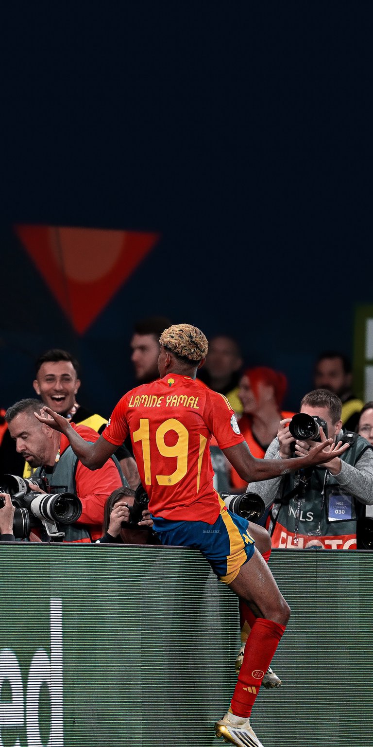 Lamine Yamal 4k wallpaper for iPhone