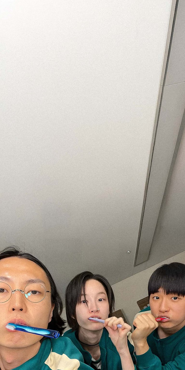 Players selfie brushing teeth wallpaper 4k