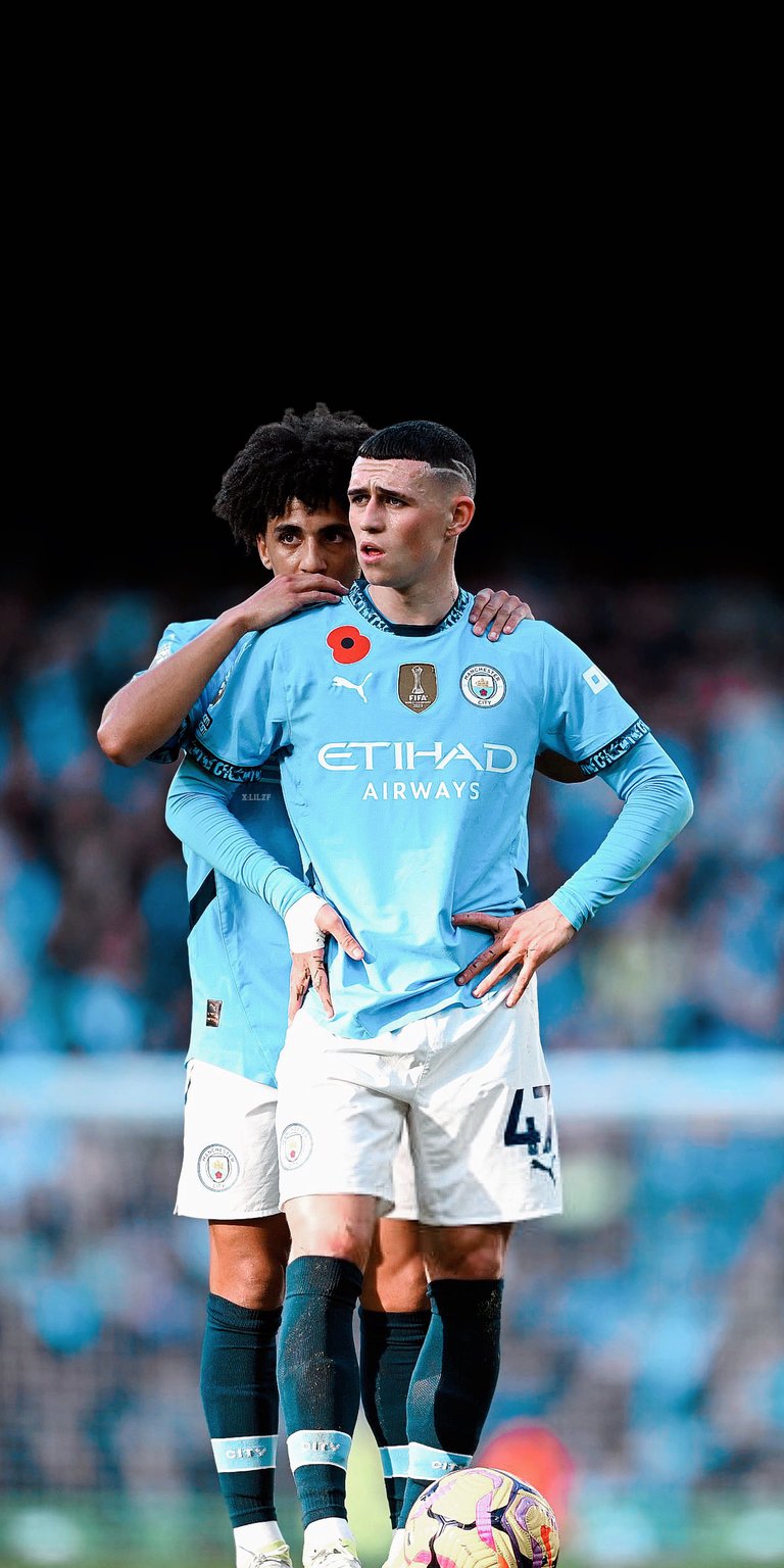 Phil Foden talking with his teammate wallpaper