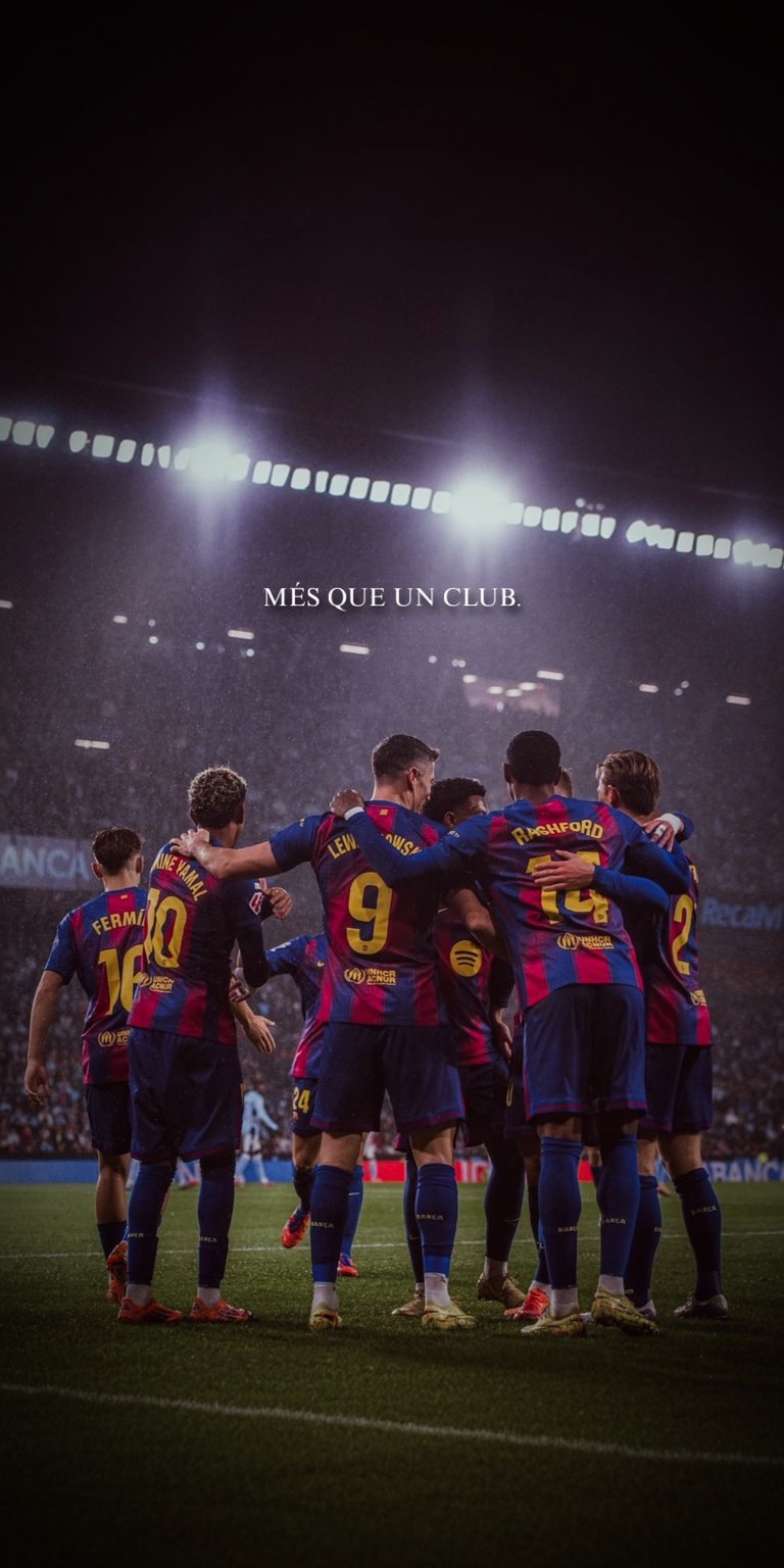 The image is a wallpaper featuring several FC Barcelona football players huddled together on a pitch, with the club motto "MÉS QUE UN CLUB" visible in the background.