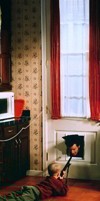 Kevin McCallister shooting the thief wallpaper 4k iPhone