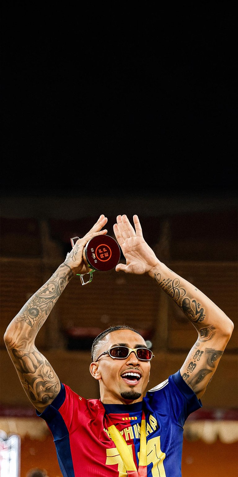 Raphinha celebrates the victory Wallpaper 4k mobile