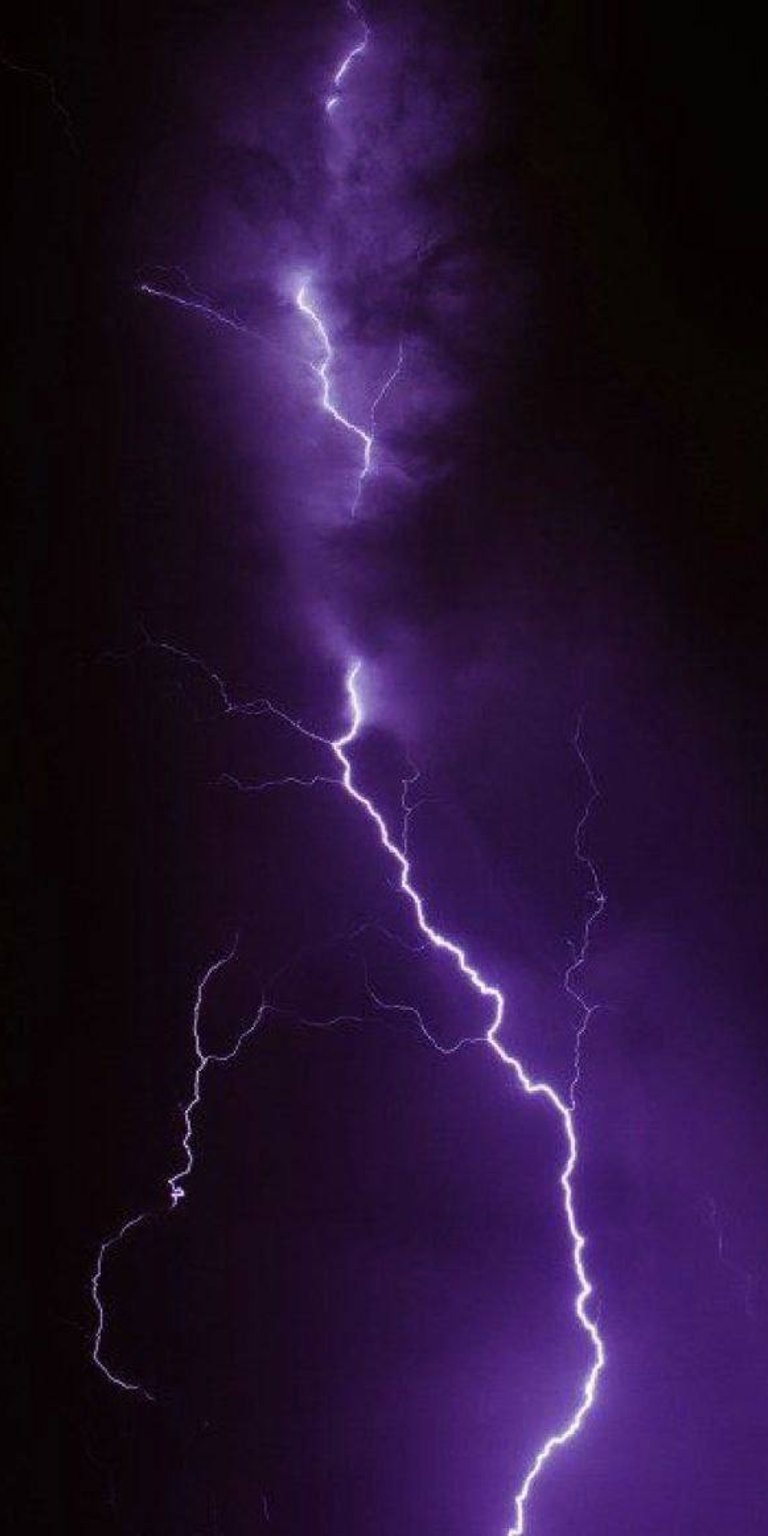 Purple lightning bolt in the sky HD wallpaper