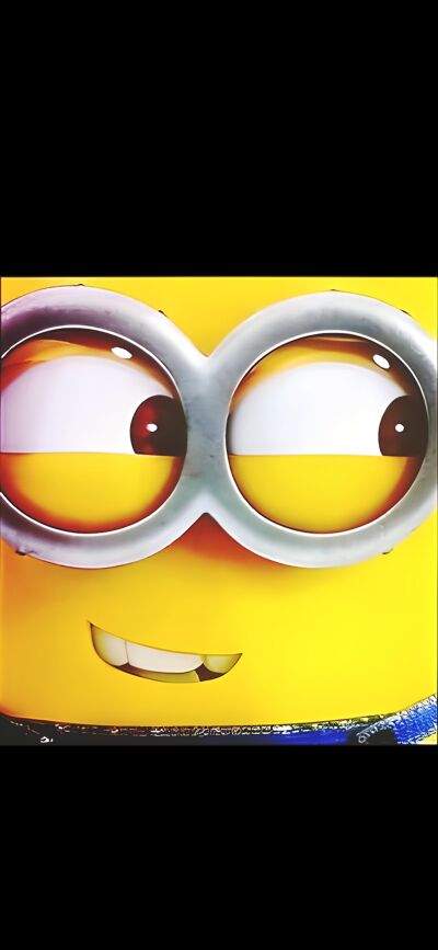 Download this bright Minion 4K wallpaper for your iPhone. This matching wallpaper for 2 people features his large silver goggles and sly smile.