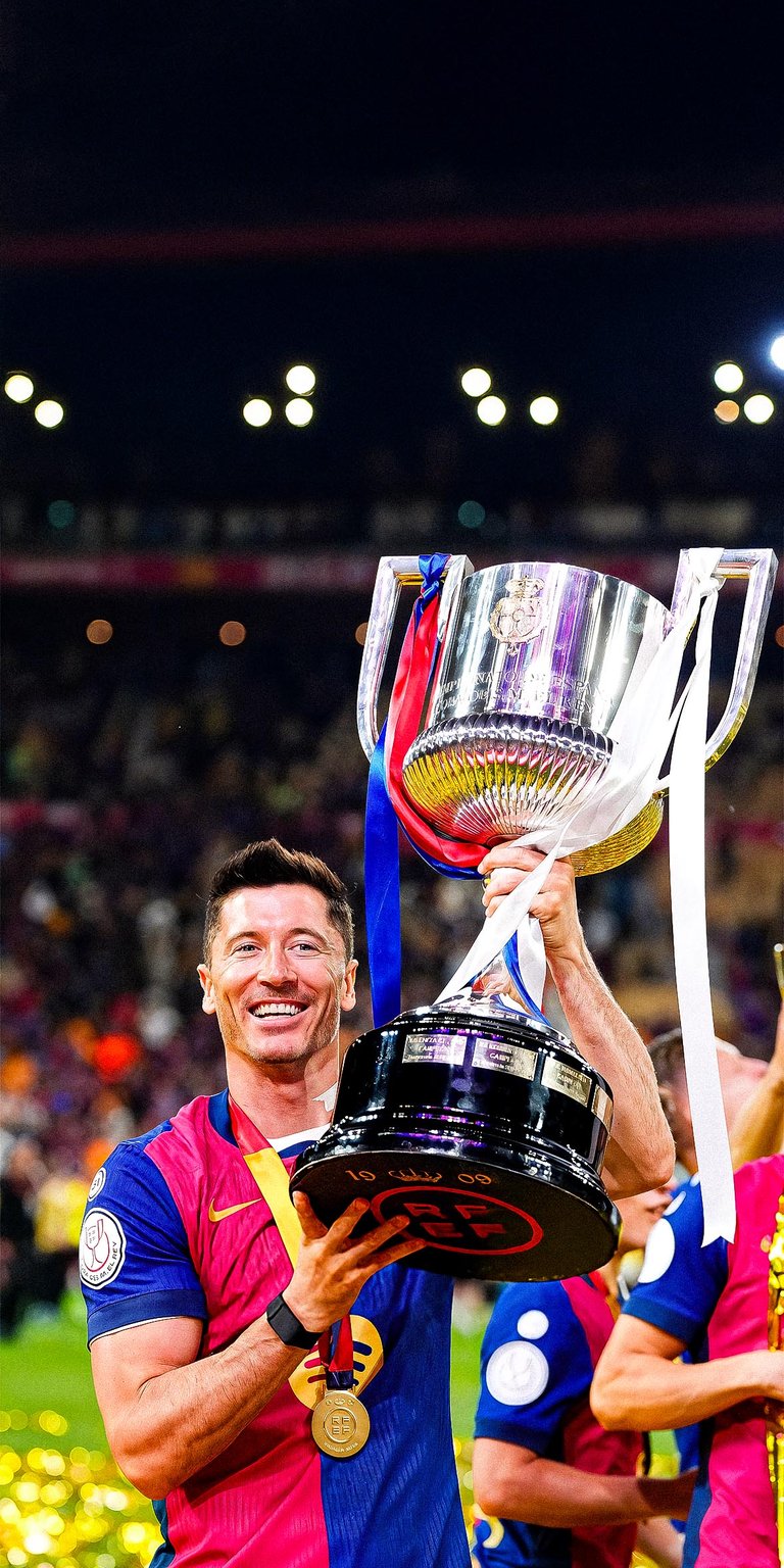 Robert Lewandowski with Trophy Wallpaper iPhone HD
