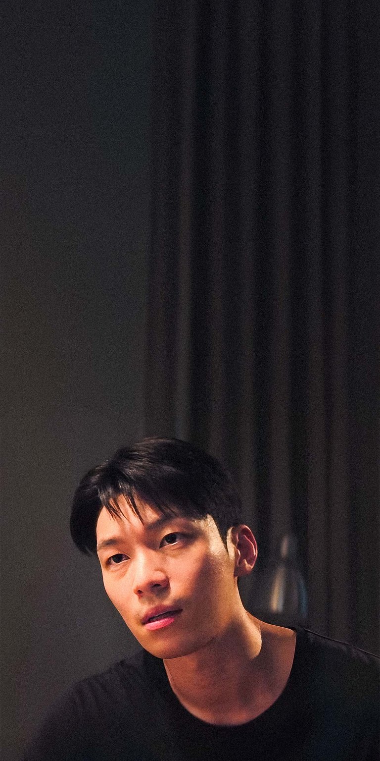 Hwang Jun Ho portrait in a black shirt wallpaper 4k