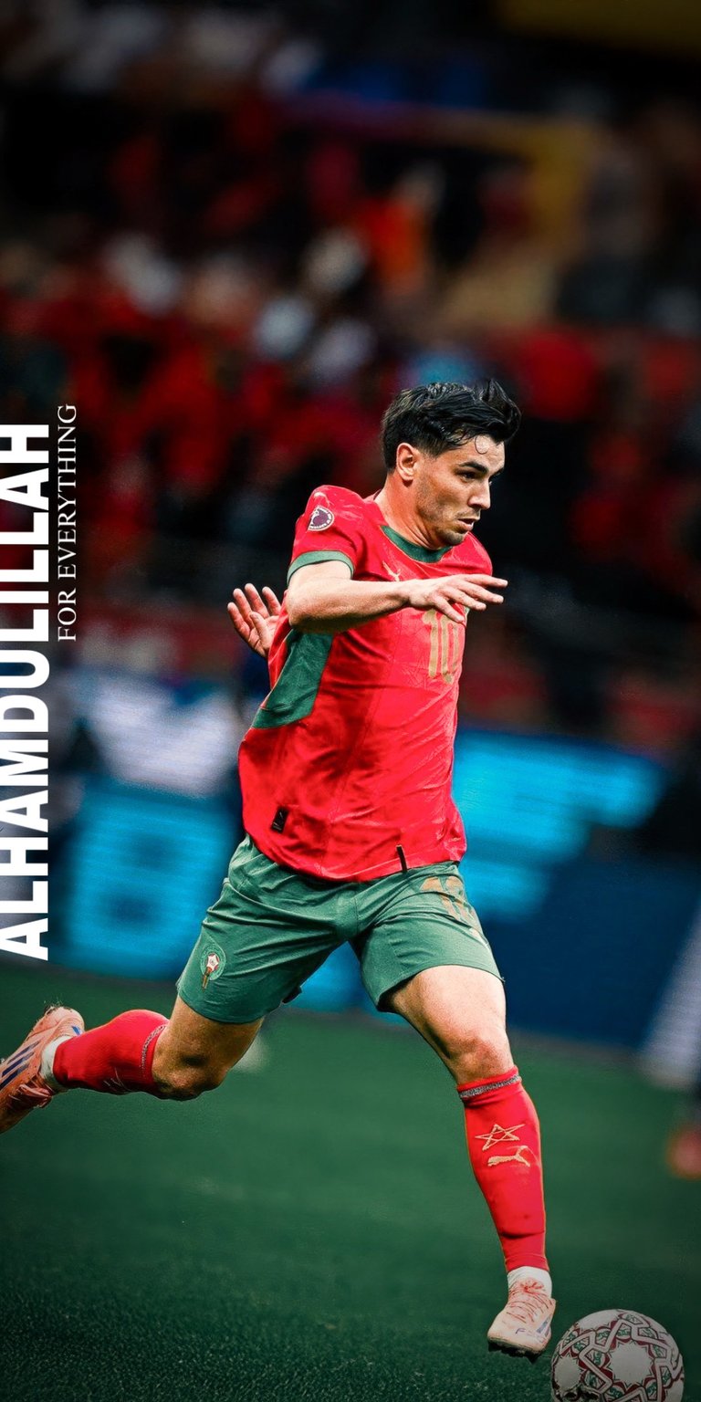 Show your support for the Atlas Lions with this 4K wallpaper of Brahim Diaz in the red and green Morocco national kit. This iPhone wallpaper features the "Alhamdullilah" text, blending spiritual gratitude with high-action sports photography.