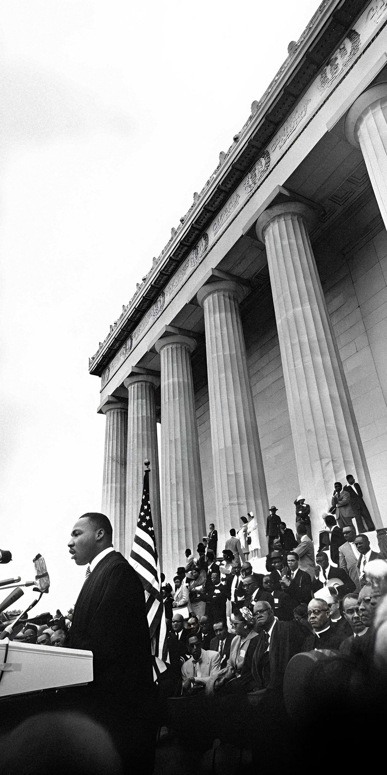 This Martin Luther King aesthetic wallpaper captures a historic moment in black and white. It is a powerful choice for any iPhone user looking for a meaningful lock screen.
