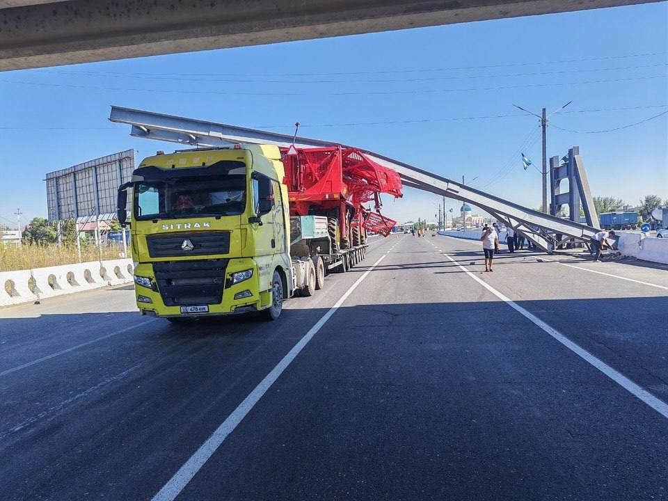 Chinozda M39 trassasida yuk mashinasi ko‘prik to‘sig‘iga urildi