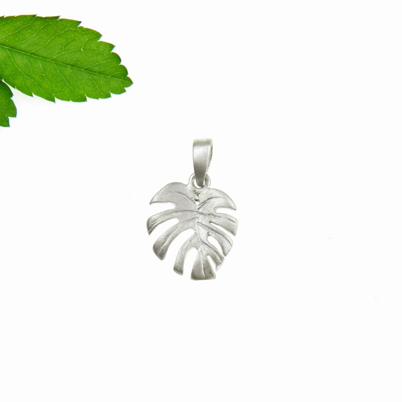 Monstera mała biała - zawieszka srebrna