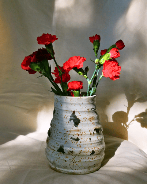 Beżowy wazon w ciapki - ręcznie toczony wazon ceramiczny