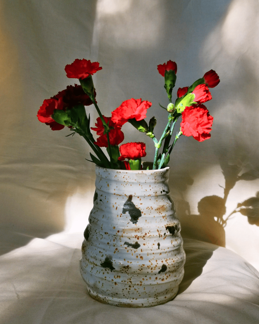 Beżowy wazon w ciapki - ręcznie toczony wazon ceramiczny