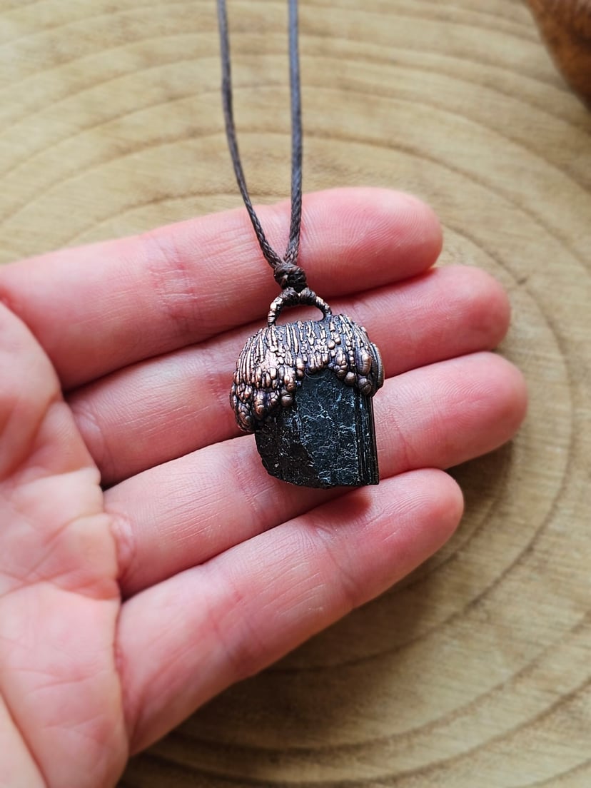 Amulet miedziany "Raw" - Czarny Turmalin