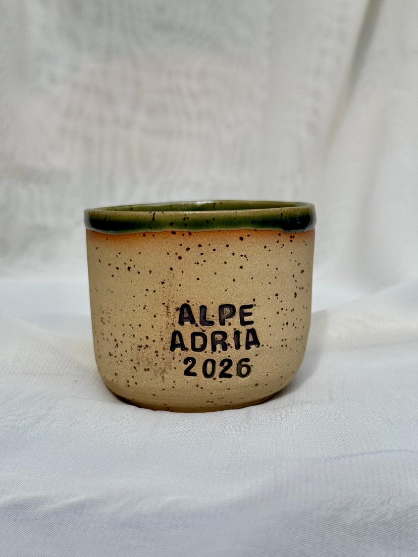 Czarka z rowerem Alpe Adria 2026 - zielona