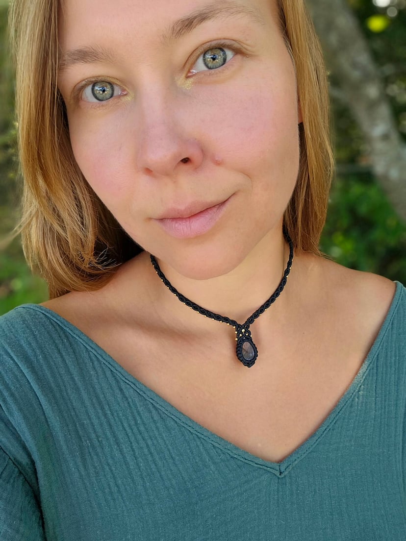 Kolia z labradorytem "Wrzosowa Koronka"- micromacrama