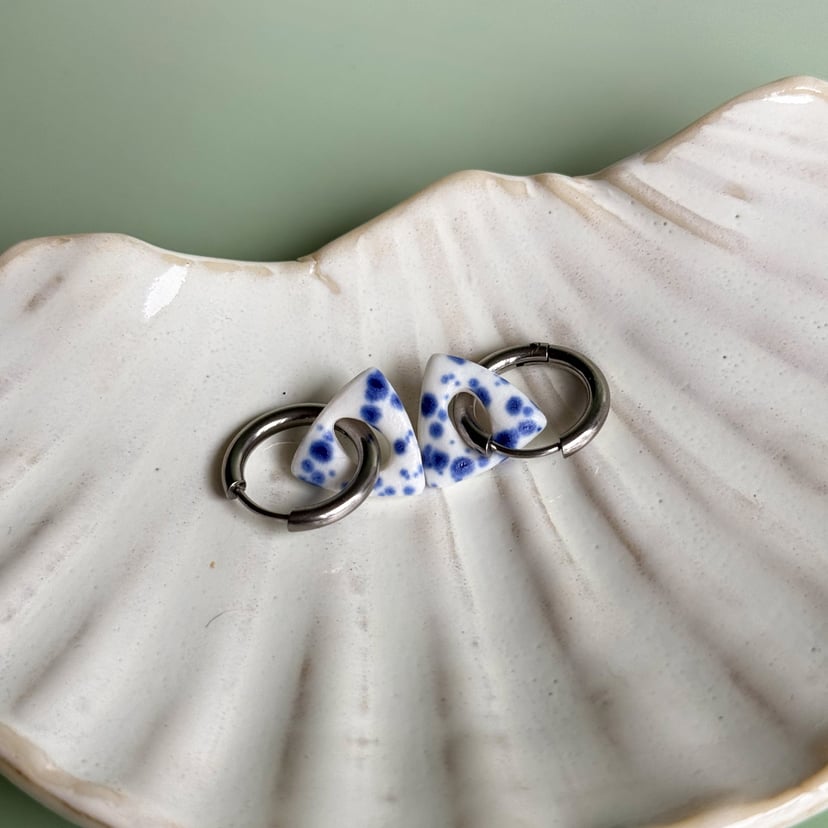 Cobalt splash – wiszące kolczyki z porcelany – Porcelka trójkąt maxi