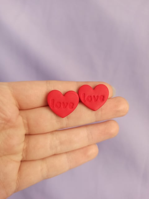 Kolczyki serca LOVE – kolczyki z gliny polimerowej