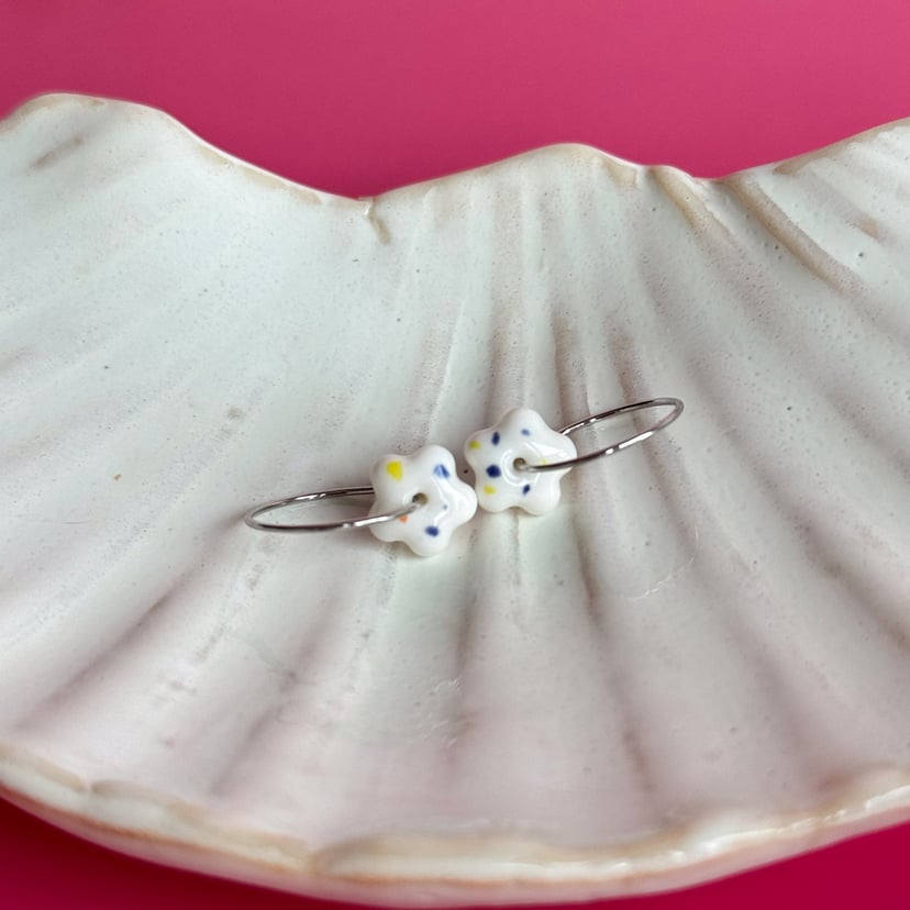 Blue dots – wiszące kolczyki z porcelany w kształcie kwiatu – Porcelka micro bloom