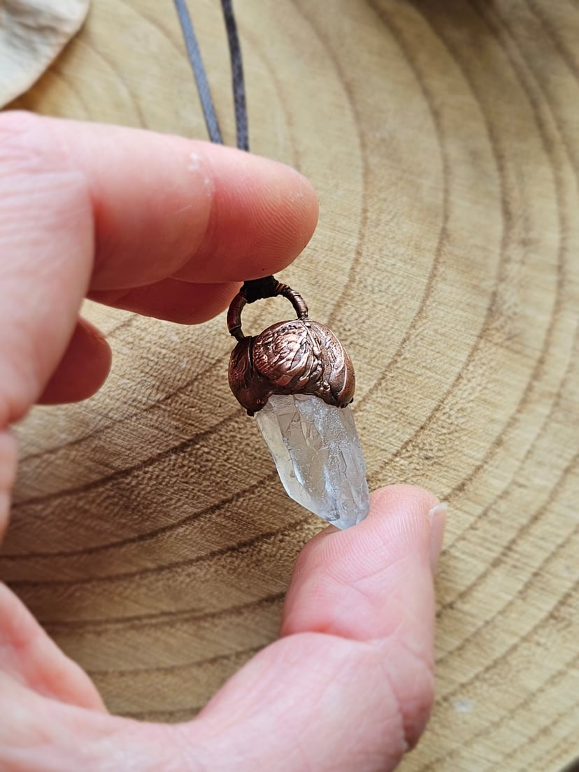 Amulet miedziany - surowy kryształek w miedzi