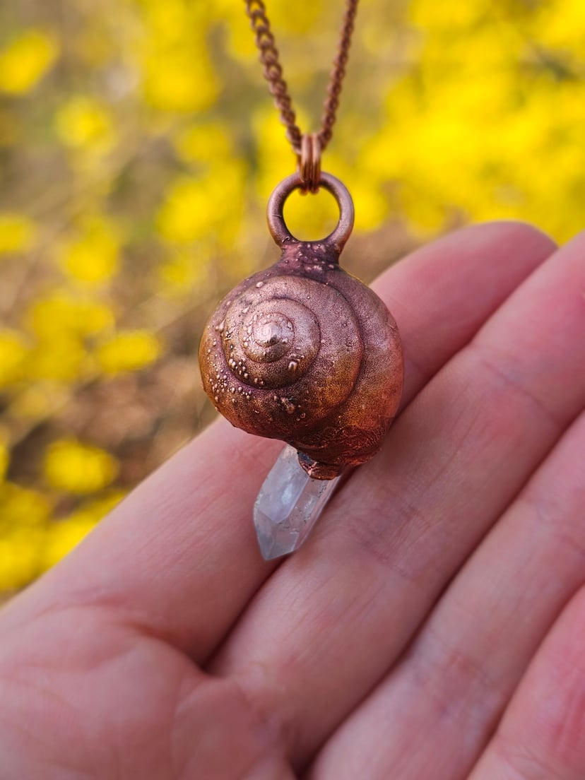 Amulet miedziany delikatny - "Echoes of the Spiral" z kryształem górskim
