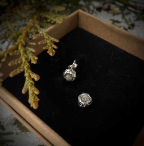 Kolczyki ze srebra 925 z nieoszlifowanymi diamentami – surowe diamenty naturalne