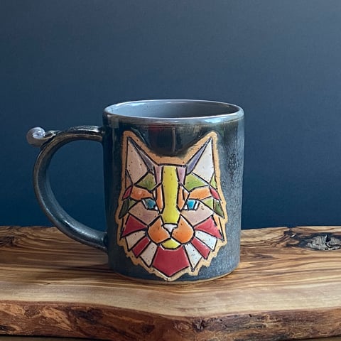 Kubek z kotem | handmade, rękodzieło | wzór wycięty w glinie