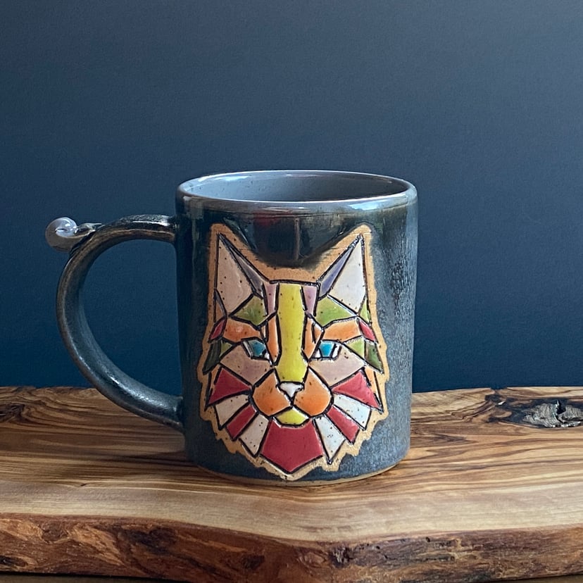 Kubek z kotem | handmade, rękodzieło | wzór wycięty w glinie