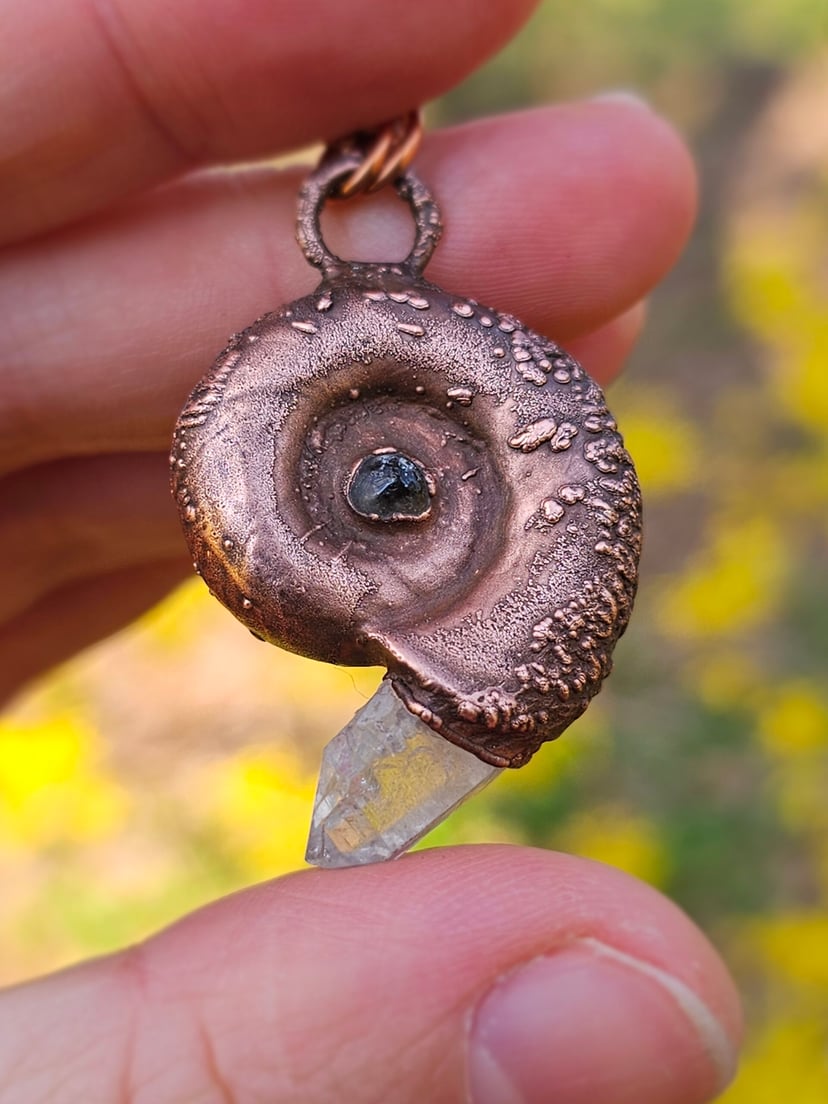 Amulet miedziany - "Echoes of the Spiral" z kryształem górskim