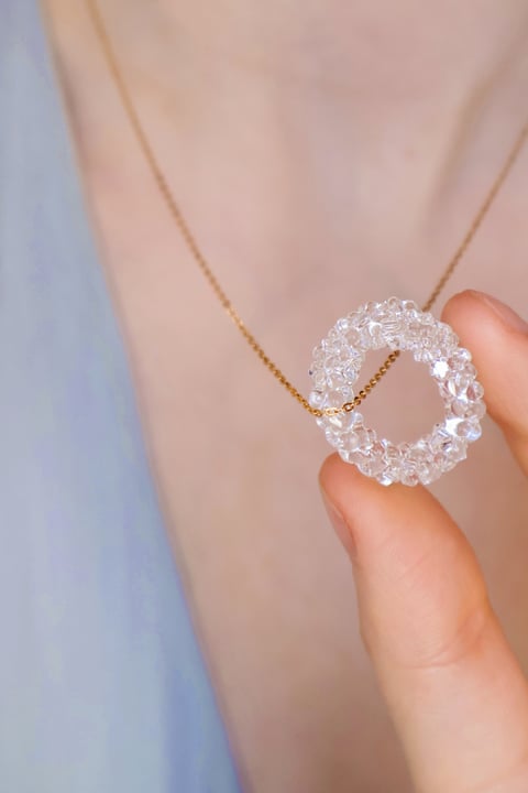 Duży owalny wisior „Crystal” ze szklanymi kroplami