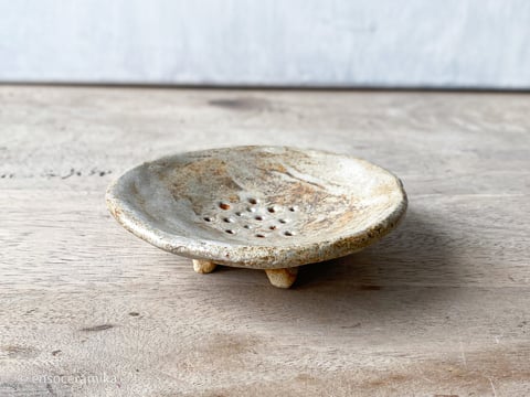 Mydelniczka wabi-sabi - ręcznie wykonana ceramiczna mydelniczka