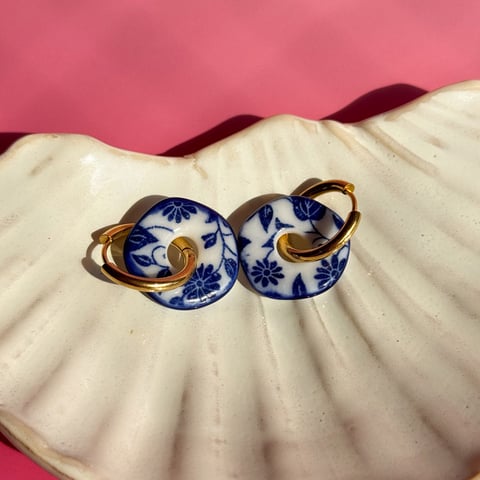 Kobaltowe kwiaty z kobaltem - wiszące kolczyki z porcelany - Porcelka donut