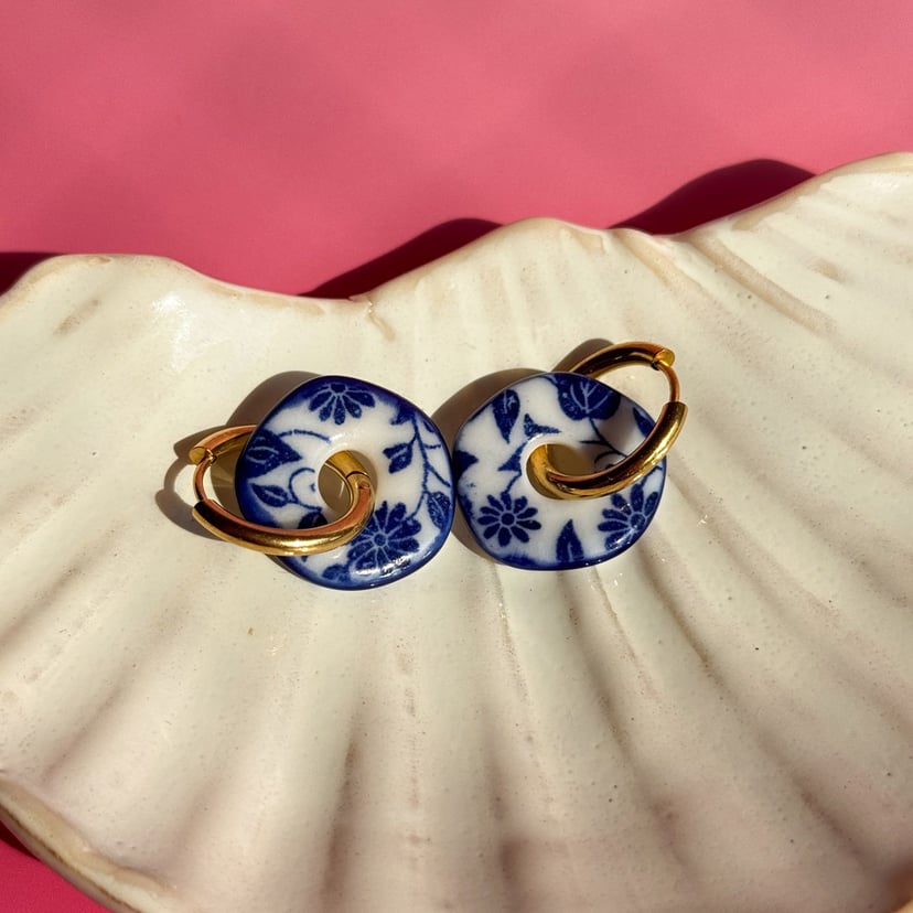 Kobaltowe kwiaty z kobaltem - wiszące kolczyki z porcelany - Porcelka donut