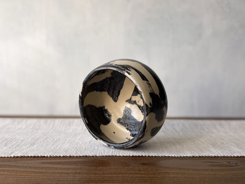 Chawan czarno-biały – ceramiczna czarka do matchy