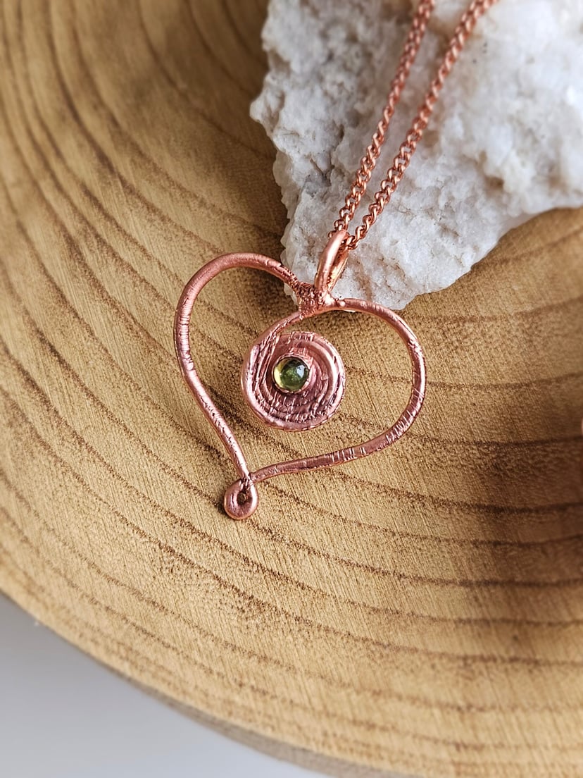 Amulet miedziany - 'Spirala Miłości' z oliwinem