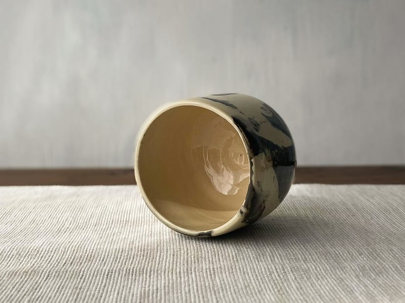 Czarka czarno-biała INK №5 - ceramiczna czarka z kolekcji ZEN