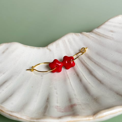 Czerwień - kolczyki wiszące z porcelany w kształcie kwiatu - Porcelka micro bloom