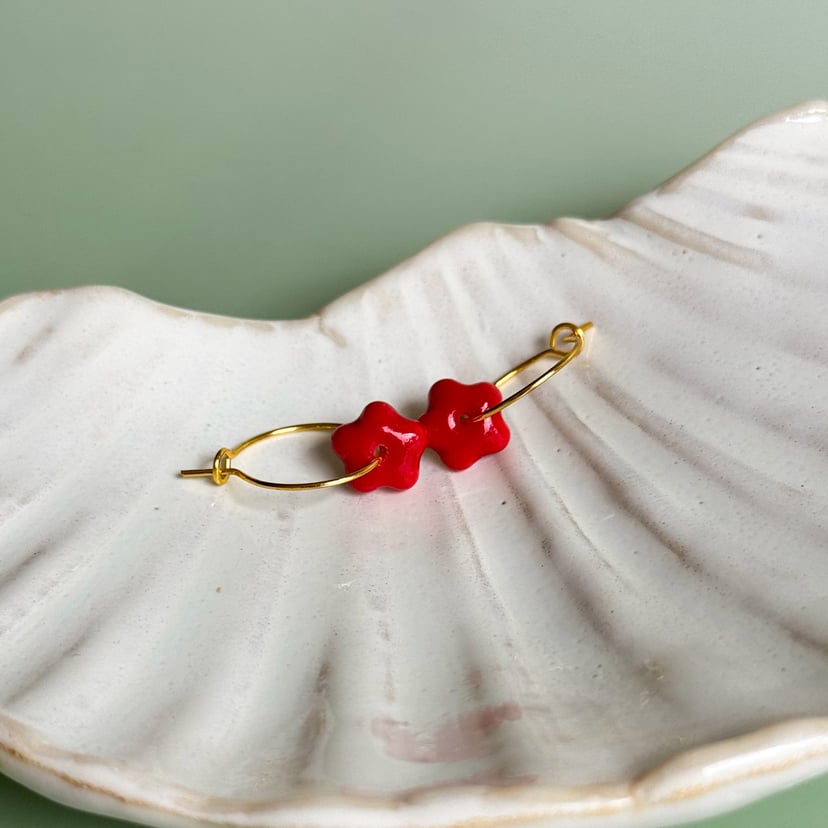 Czerwień - kolczyki wiszące z porcelany w kształcie kwiatu - Porcelka micro bloom
